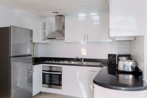 Fridge, microwave, oven, stovetop - Blueground | DIFC, pool, nr Dubai Mall (Dubai)