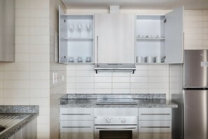 Réfrigérateur, micro-ondes, four, plaque de cuisson