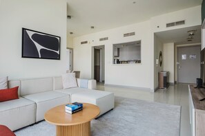 Una televisión, un reproductor estéreo