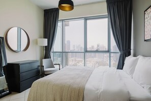 Een strijkplank/strijkijzer, wifi, beddengoed