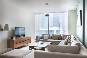 Una televisión, un reproductor estéreo