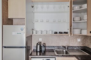 Kjøleskap, mikrobølgeovn, ovn og kokeplater