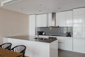 Réfrigérateur, four à micro-ondes, un four, surface de cuisson