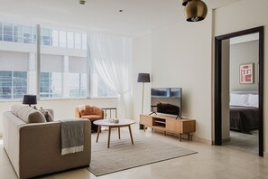 Tabla de planchar con plancha, wifi, ropa de cama