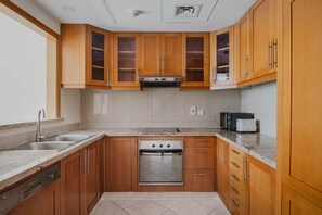 Køleskab, mikrobølgeovn, ovn, kogeplade