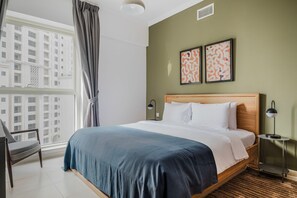 Tabla de planchar con plancha, wifi, ropa de cama