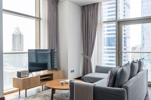 TV, stereo - Blueground | DIFC, pool, nr Dubai Aquarium (Dubai)