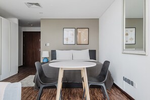 Iron/ironing board, WiFi, bed sheets - Blueground | DIFC, pool, nr Dubai Aquarium (Dubai)