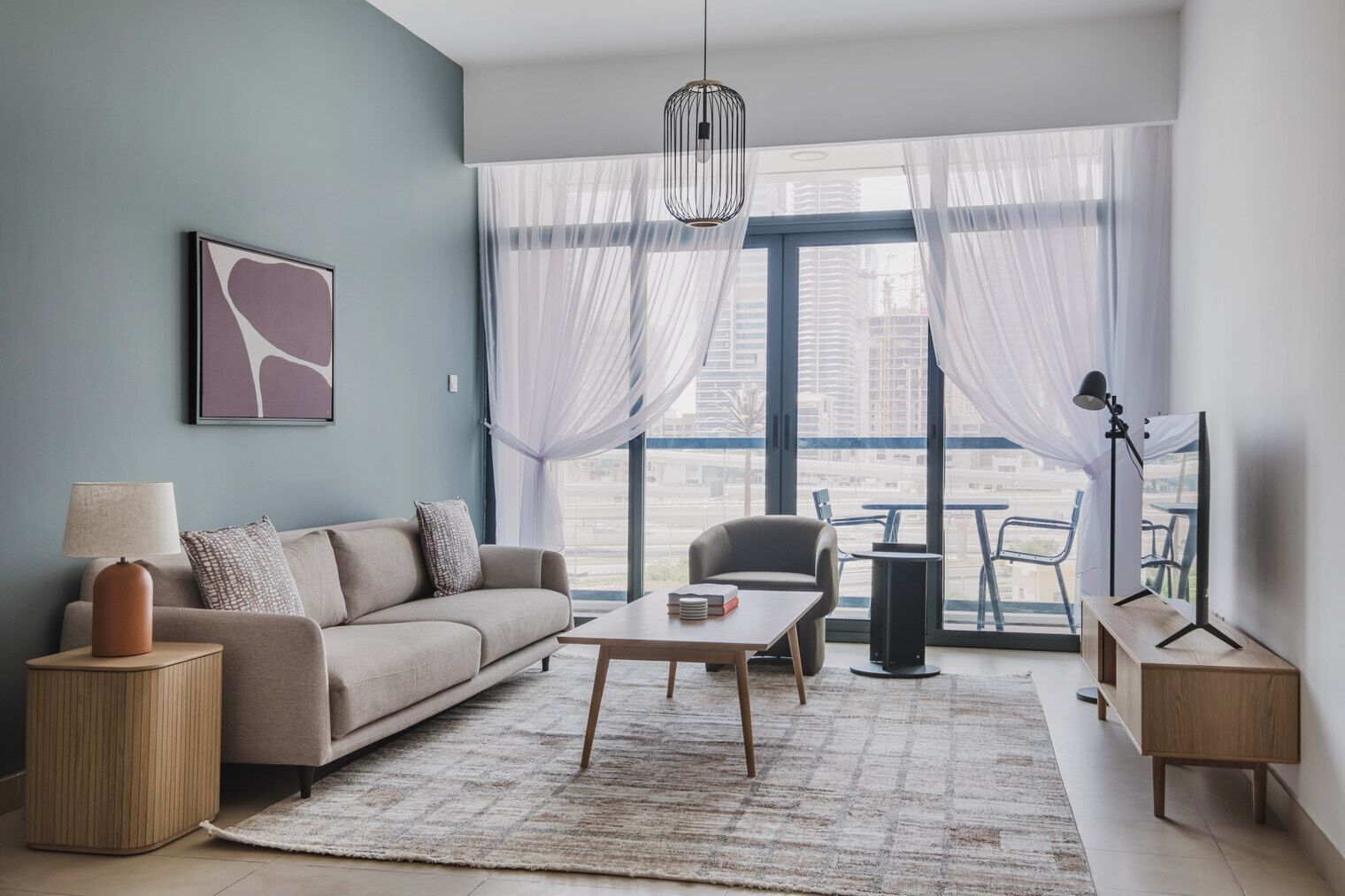 Una televisión, un reproductor estéreo