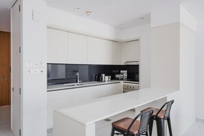 Fridge, microwave, oven, stovetop - Blueground | DIFC, pool, nr Dubai Mall (Dubai)