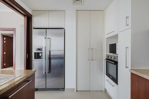 Kjøleskap, mikrobølgeovn, ovn og kokeplater