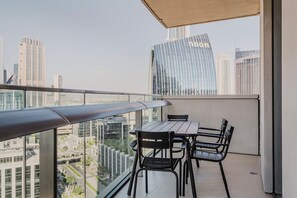 Outdoor dining - Blueground | Downtown Dubai, pool, nr Burj Khalifa (Dubai)