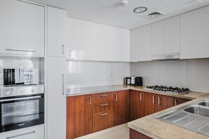 Réfrigérateur, four à micro-ondes, un four, surface de cuisson