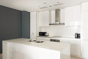 Réfrigérateur, four à micro-ondes, un four, surface de cuisson
