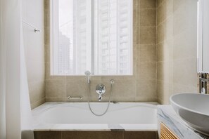 Hair dryer, towels - Blueground | Dubai Marina, pool, nr Marina (Dubai)