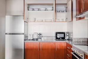 Kjøleskap, mikrobølgeovn, ovn og kokeplater