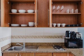 Réfrigérateur, micro-ondes, plaque de cuisson