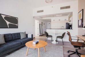 TV, stereo - Blueground | JLT, pool, nr Dubai Marina (Dubai)