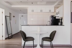 Fridge, microwave, oven, stovetop - Blueground | JLT, pool, nr Dubai Marina (Dubai)