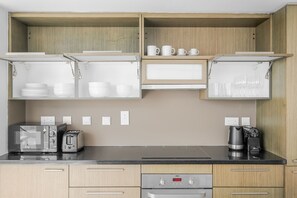 Kühlschrank, Mikrowelle, Ofen, Herdplatte