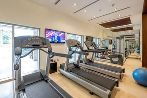 Fitness facility - Blueground | Downtown Dubai, pool, nr Burj Khalifa (Dubai)