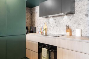 Réfrigérateur, four à micro-ondes, un four, surface de cuisson