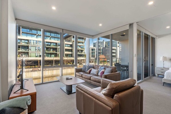 TV - Spacious Lakefront Apartment with Pool Access (Kingston)