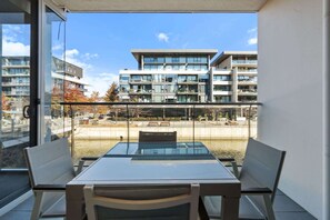 Outdoor dining - Spacious Lakefront Apartment with Pool Access (Kingston)