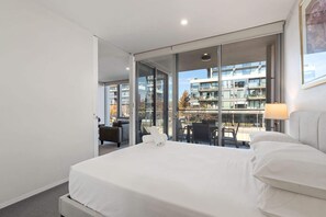 2 bedrooms, iron/ironing board, WiFi, bed sheets - Spacious Lakefront Apartment with Pool Access (Kingston)
