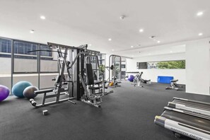 Fitness facility - Spacious Lakefront Apartment with Pool Access (Kingston)
