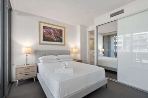 2 bedrooms, iron/ironing board, WiFi, bed sheets - Spacious Lakefront Apartment with Pool Access (Kingston)