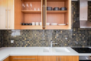 Een koelkast, een microgolfoven, een oven, een kookplaat