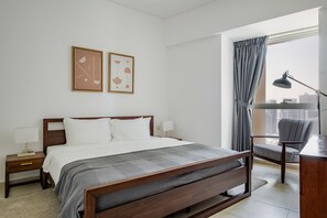Tabla de planchar con plancha, wifi y ropa de cama 
