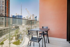 Dining - Blueground | Business Bay, pool, nr Dubai Canal (Dubai)