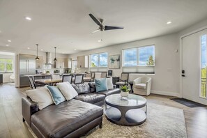 Una televisión, una chimenea