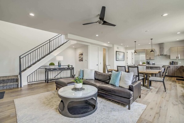 Televisión y chimenea 