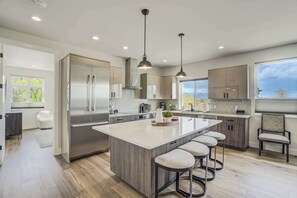 Frigorífico, microondas, horno y placa de cocina