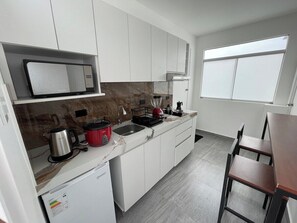 Een koelkast, een magnetron, een koffiezetapparaat/waterkoker