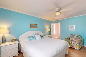 5 bedrooms, desk, iron/ironing board, travel cot