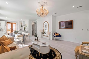 TV, table football, offices - The Royal Floridian l Heated Pool l Walk to DNTN (St. Augustine)
