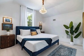 5 bedrooms, desk, travel cot, WiFi