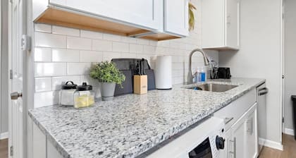 Rock Chalk Villa 2Bedroom 1bath Free Parking & WiFi