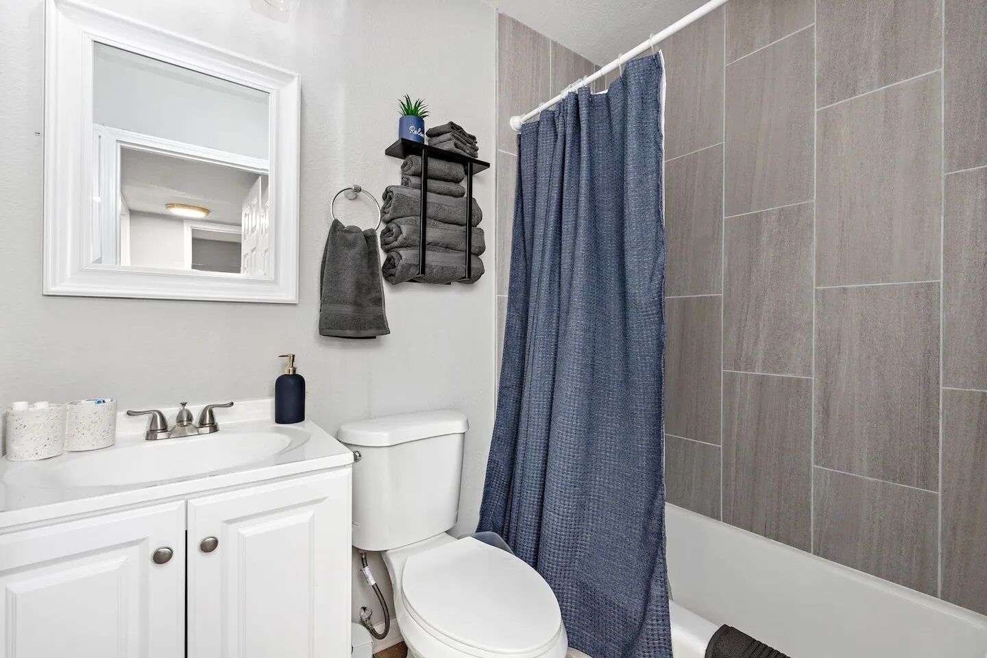 Hårtørrer, håndklæder, Sæbe, Toiletpapir