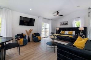 5 bedrooms, desk, travel crib, WiFi