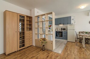 Kühlschrank, Mikrowelle, Ofen, Herdplatte