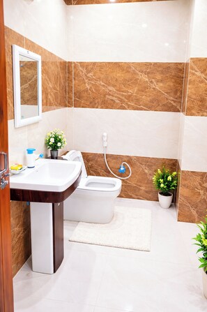 Shower, rainfall showerhead, free toiletries, slippers - Hotel Dixit Residency Vrindavan (Vrindavan)