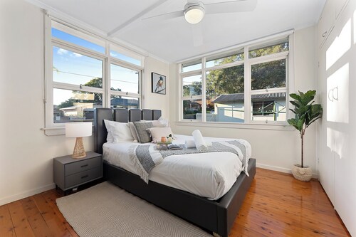 Family-Sized Comfort - 4BR Near Macquarie & Metro