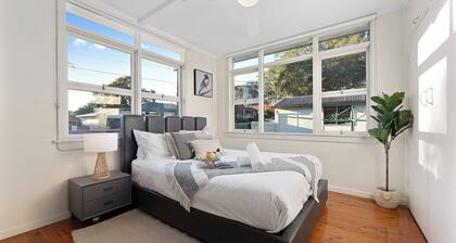 Family-Sized Comfort - 4BR Near Macquarie & Metro