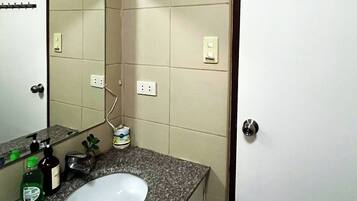 Een douche, handdoeken