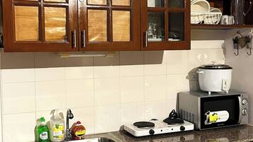 Een koelkast, een microgolfoven, een kookplaat